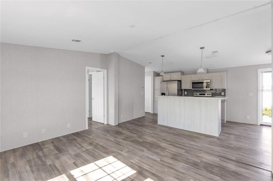 Spacious, unfurnished interior of a new home in , Bradenton (Image 12).