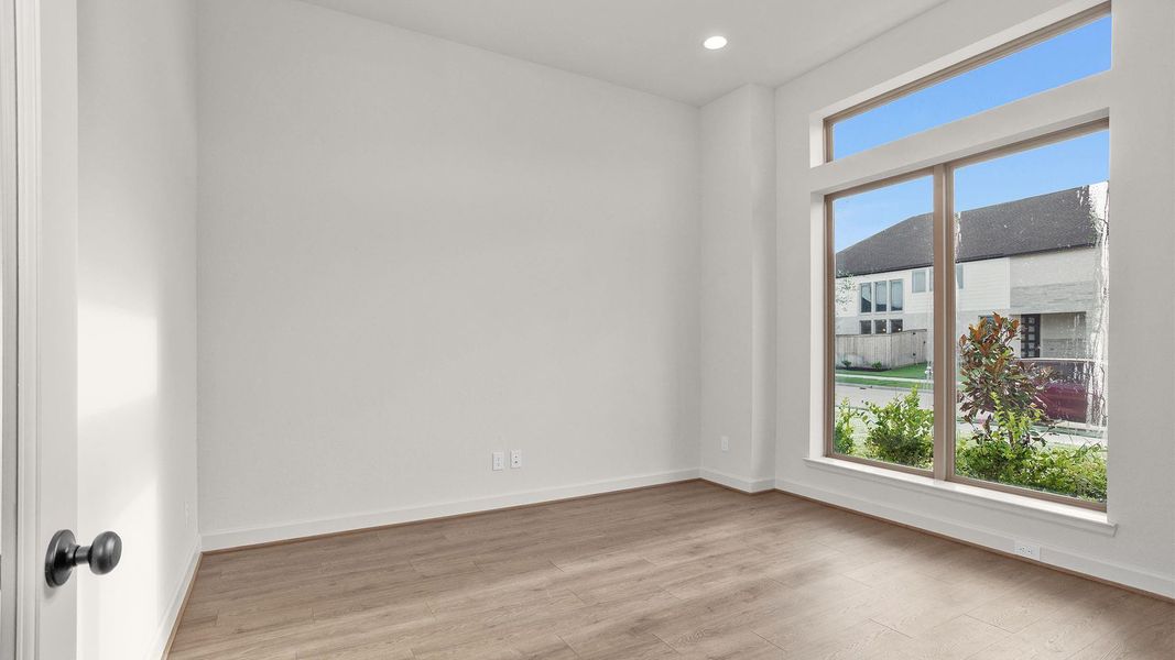 Spacious, unfurnished interior of a new home in Candela, Richmond (Image 10).