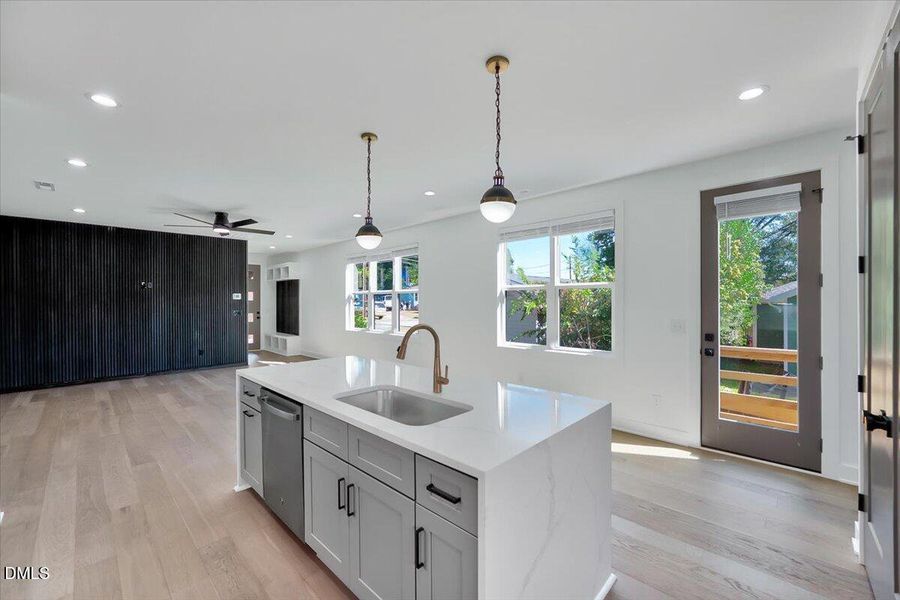 16-732 Hopkins St-16