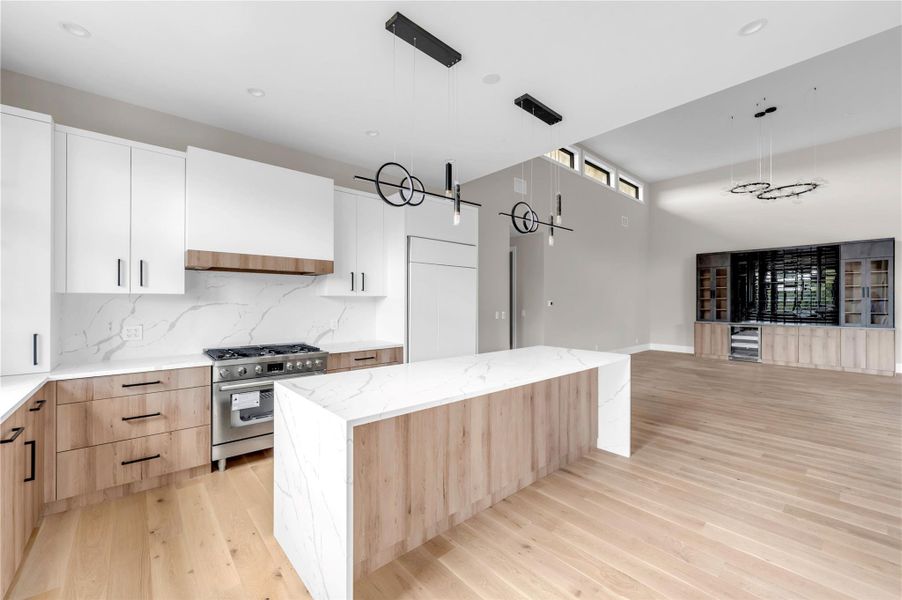 KITCHEN & DINING ROOM KITCHEN & DINING ROOM