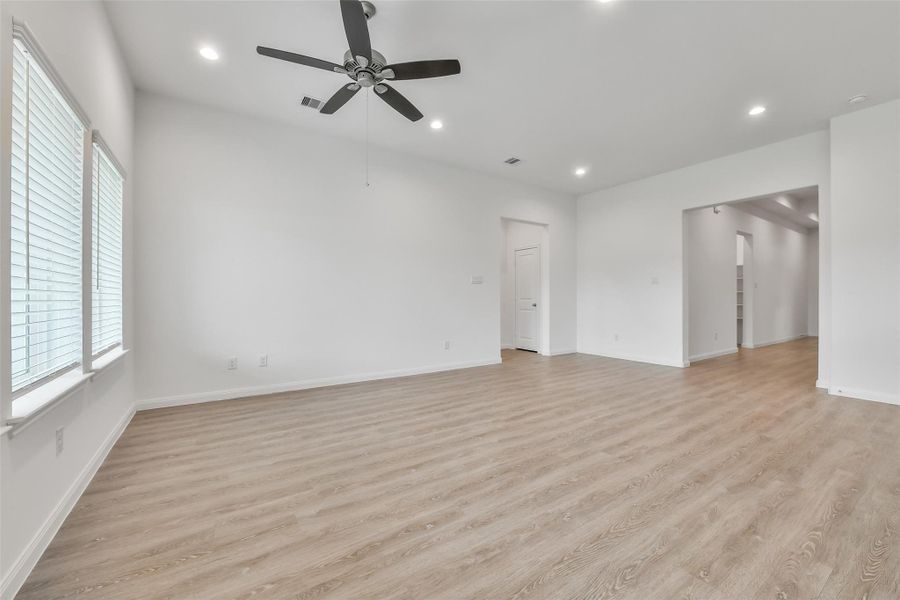 Spacious, unfurnished interior of a new home in King Oaks Village, Baytown (Image 12).
