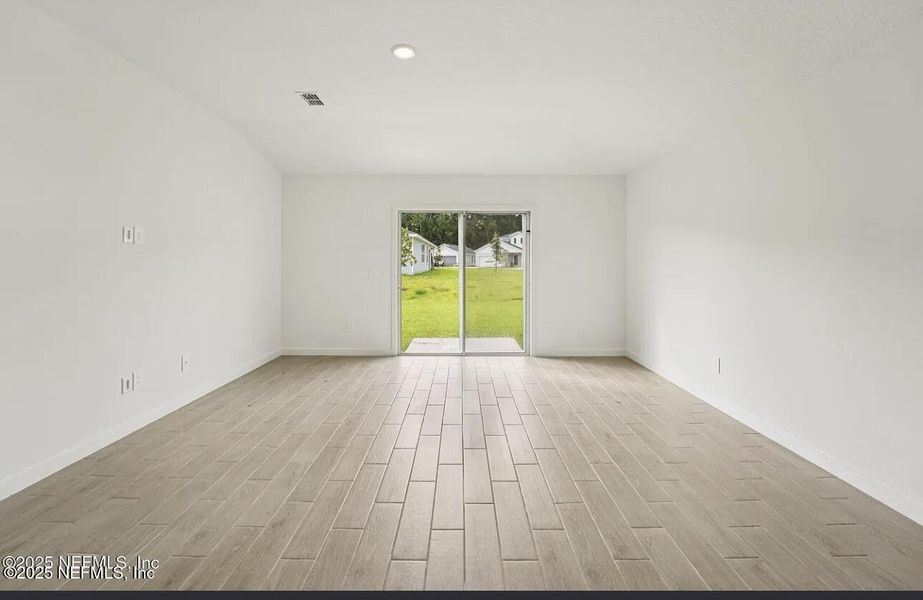 Spacious, unfurnished interior of a new home in Kings Crossing, Jacksonville (Image 21).