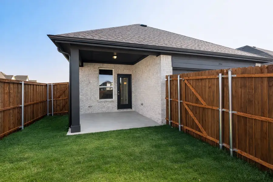 Exterior details and patio area of a home in Edgewater, Fate (Image 4).