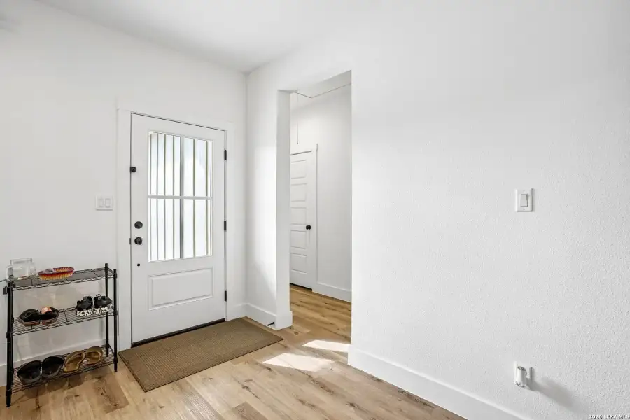Spacious, unfurnished interior of a new home in , Canyon Lake (Image 24).