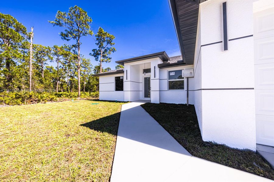 Exterior details and patio area of a home in , Lehigh Acres (Image 16).