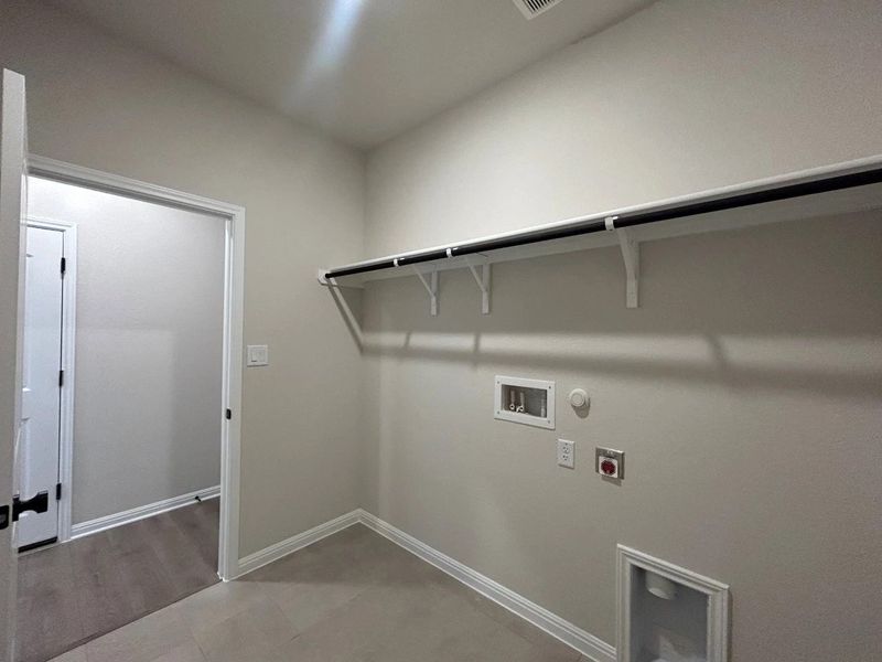 Spacious, unfurnished interior of a new home in Willow Springs, Buda (Image 15).