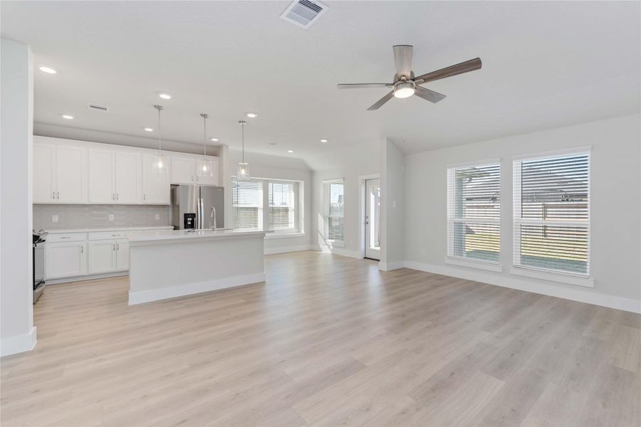Spacious, unfurnished interior of a new home in Sunrise Cove, Texas City (Image 15).