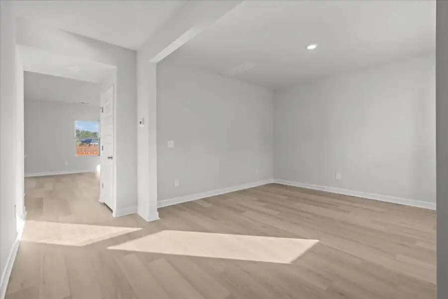 Spacious, unfurnished interior of a new home in Ashby Woods, Boiling Springs (Image 10).