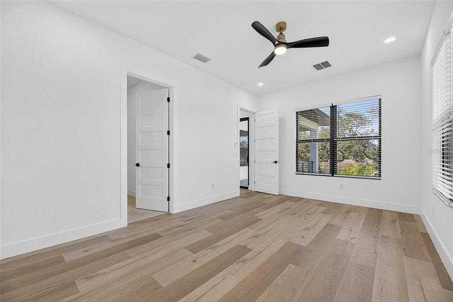 Spacious, unfurnished interior of a new home in , Sarasota (Image 61).
