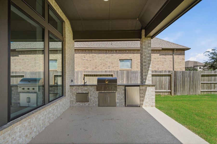 Exterior details and patio area of a home in Artavia 70′, Conroe (Image 26).