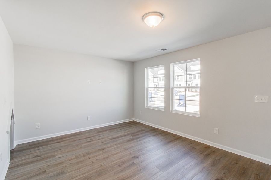 Spacious, unfurnished interior of a new home in Astoria, Columbia (Image 12).
