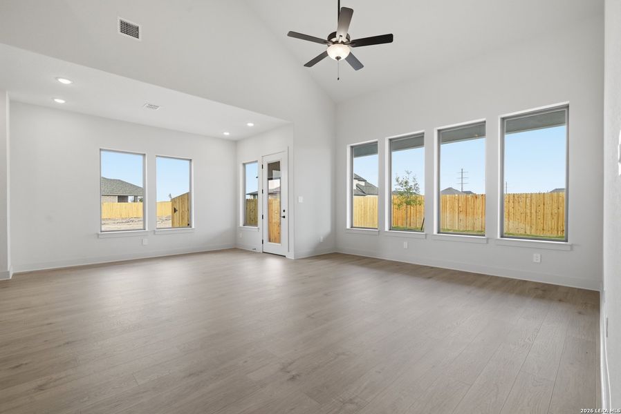 Spacious, unfurnished interior of a new home in Haby Hill 50s, San Antonio (Image 24).