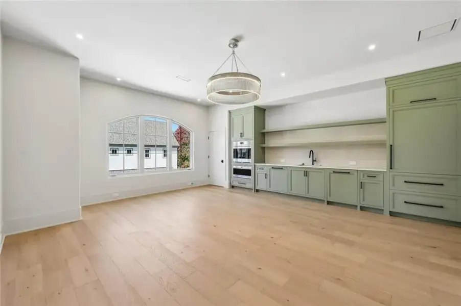 Spacious, unfurnished interior of a new home in , Alpharetta (Image 86).
