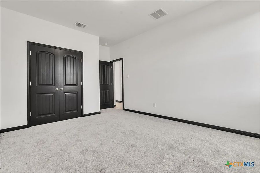 Spacious, unfurnished interior of a new home in Heritage Oaks, Killeen (Image 16).