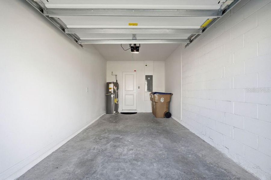 Spacious, unfurnished interior of a new home in , Davenport (Image 18).