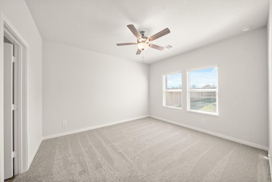 Spacious, unfurnished interior of a new home in Lakes at Crockett Martin, Conroe (Image 13).
