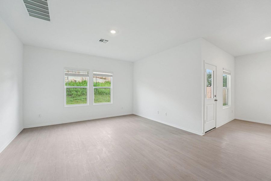 Spacious, unfurnished interior of a new home in Clayton Ranch, Copperas Cove (Image 16).