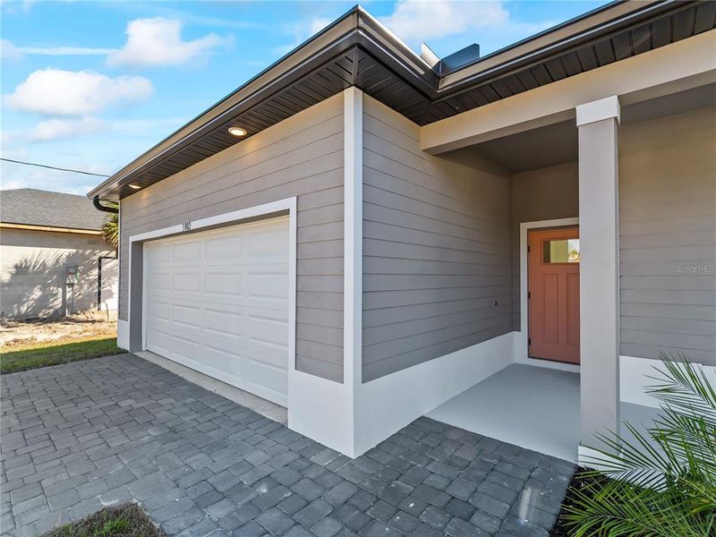Exterior details and patio area of a home in , North Port (Image 4).