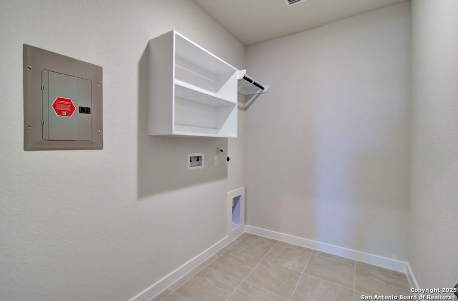 Spacious, unfurnished interior of a new home in Westridge, San Antonio (Image 19).