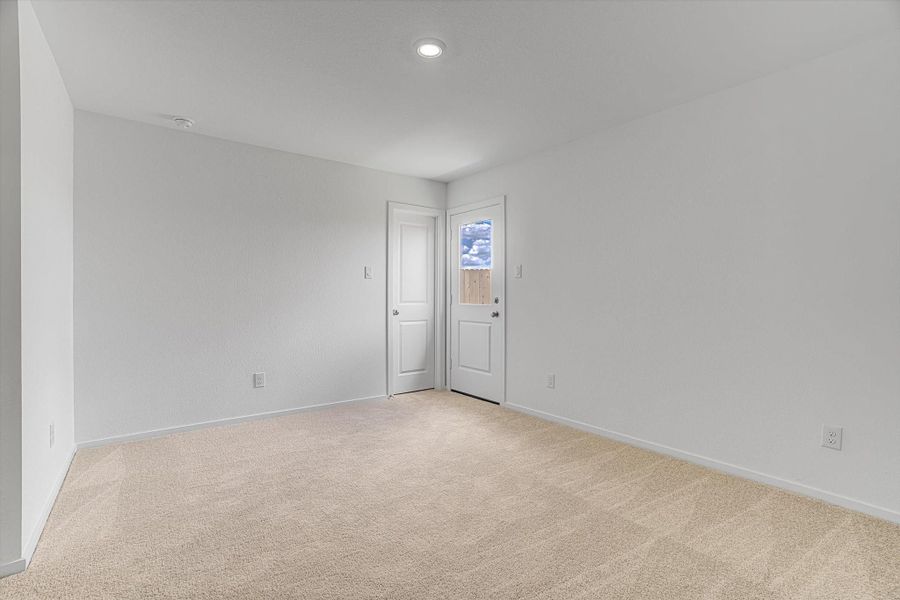 Spacious, unfurnished interior of a new home in Santa Fe Village, Cleveland (Image 35).