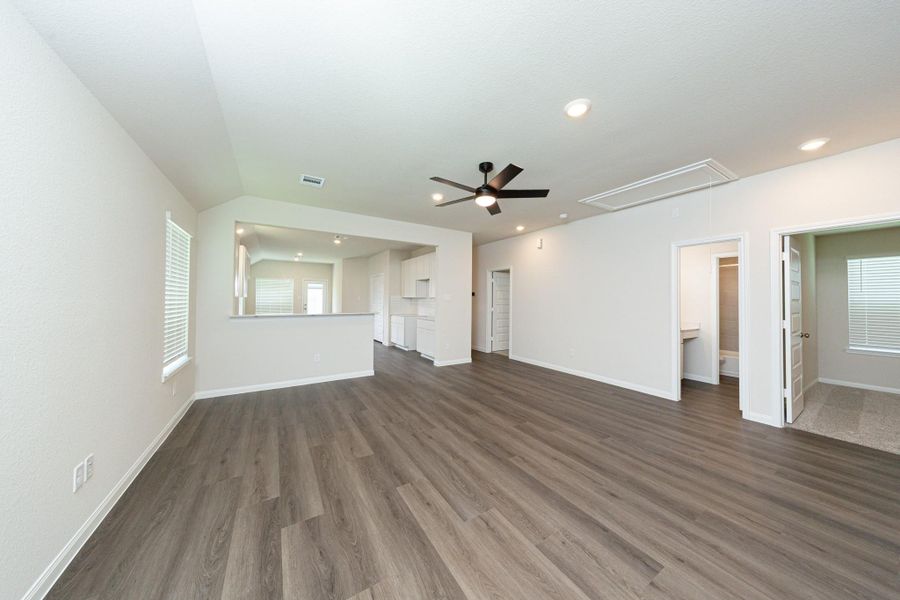 Spacious, unfurnished interior of a new home in Townsend Reserve, Splendora (Image 9).