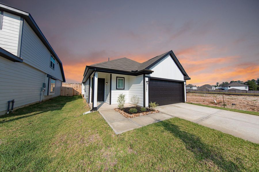 Exterior details and patio area of a home in River's Edge, Conroe (Image 2). Exterior details and patio area of a home in River's Edge, Conroe (Image 2).
