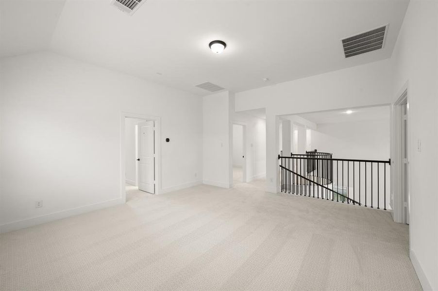Spacious, unfurnished interior of a new home in Llano Springs, Fort Worth (Image 13).