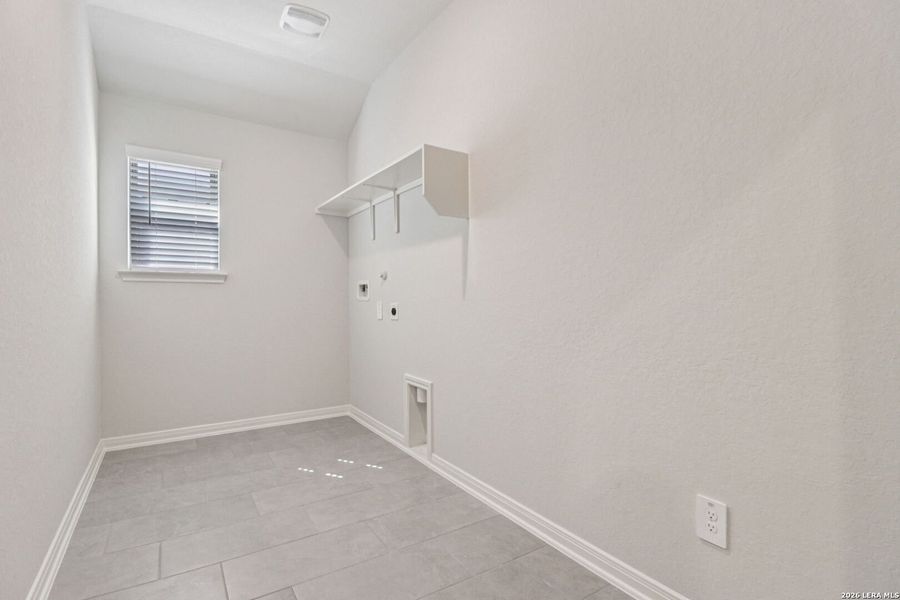 Spacious, unfurnished interior of a new home in Arcadia Ridge - Classic Series, San Antonio (Image 24).