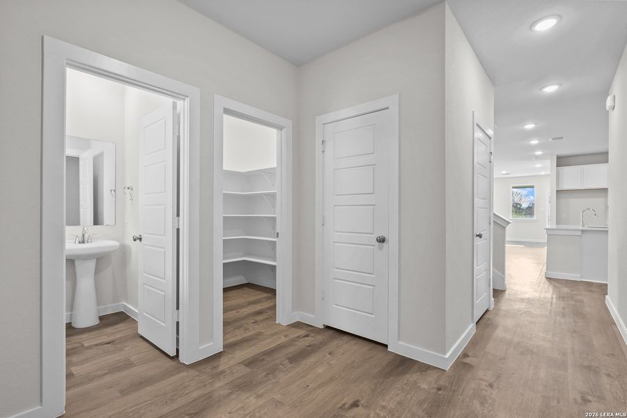 Spacious, unfurnished interior of a new home in Cinco Lakes, San Antonio (Image 13).