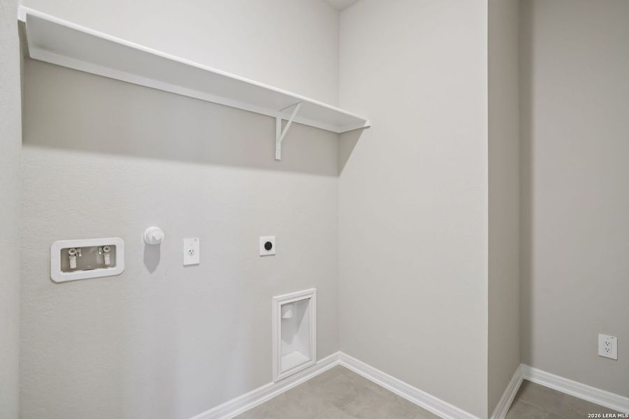 Spacious, unfurnished interior of a new home in Royal Crest, San Antonio (Image 32).