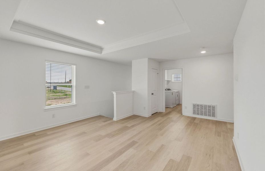 Spacious, unfurnished interior of a new home in Sunfield, Buda (Image 17).