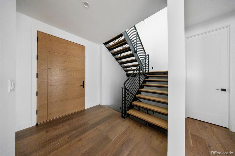 Spacious, unfurnished interior of a new home in , Golden (Image 16).