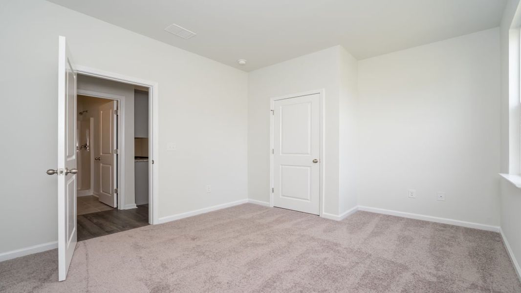 Representative unfurnished interior of a home built from the ROBIE by D.R. Horton in Island Green, Myrtle Beach (Image 32).