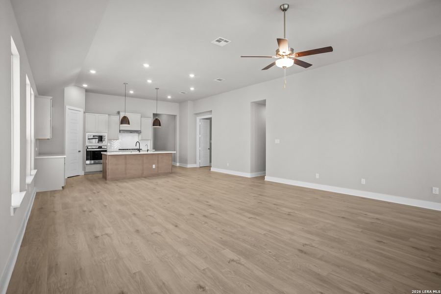 Spacious, unfurnished interior of a new home in Mayfair, New Braunfels (Image 21).