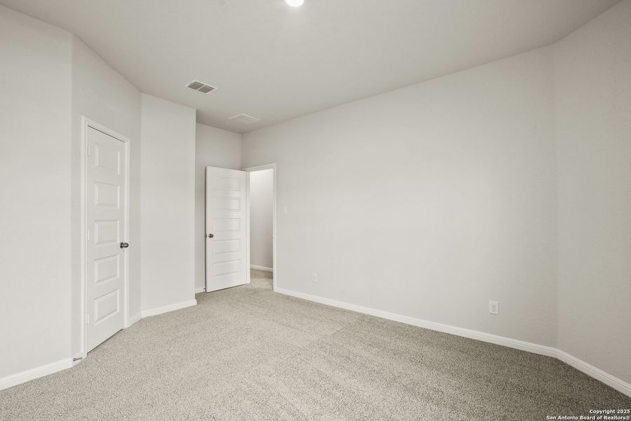 Spacious, unfurnished interior of a new home in Melissa Ranch, San Antonio (Image 24).