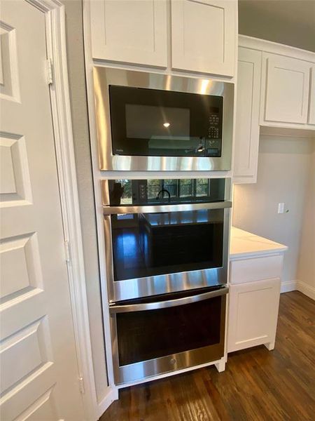 Built-in double oven and microwave make entertaining easy