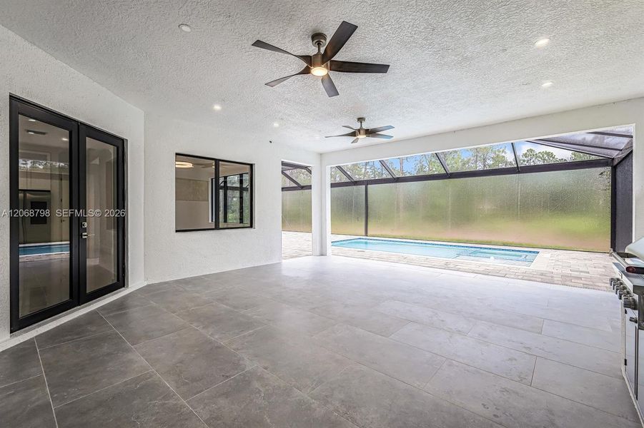 Spacious, unfurnished interior of a new home in , Naples (Image 7).