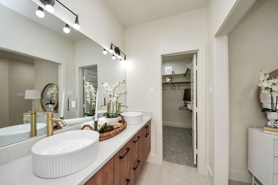 Primary bath with direct access to the large closet