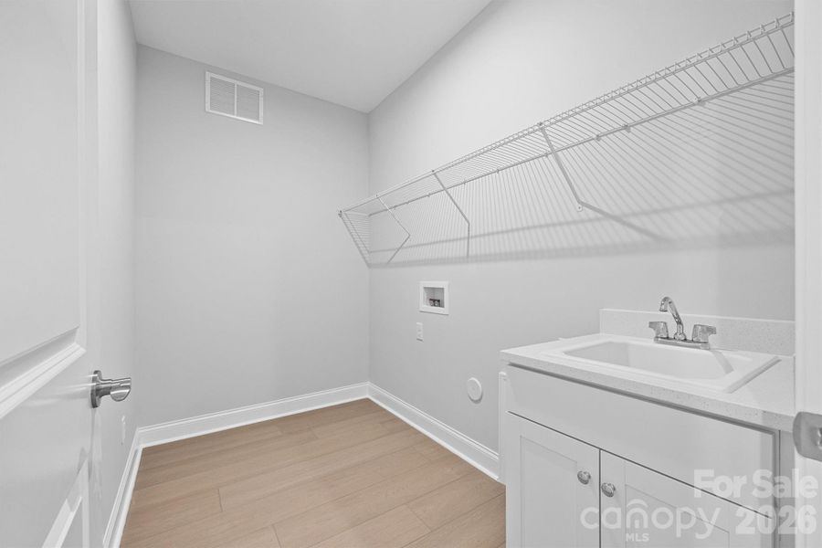 Spacious, unfurnished interior of a new home in Handsmill on Lake Wylie, York (Image 19).