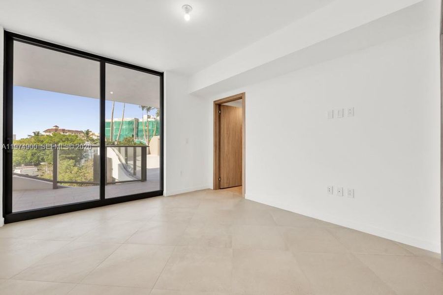 Spacious, unfurnished interior of a new home in , Bay Harbor Islands (Image 21).