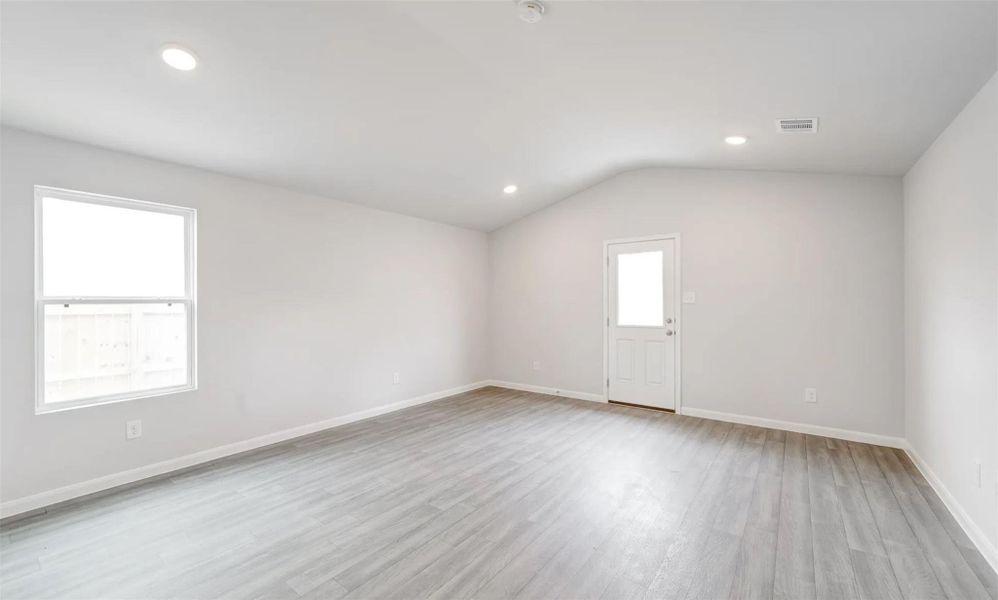 Spacious, unfurnished interior of a new home in , Lufkin (Image 20).