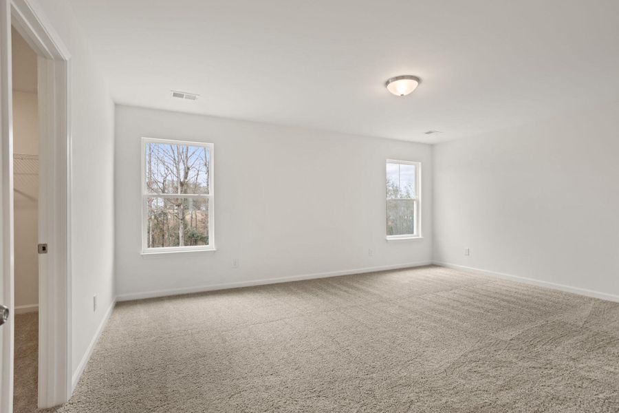 Spacious, unfurnished interior of a new home in Bellevue, Greenville (Image 28).