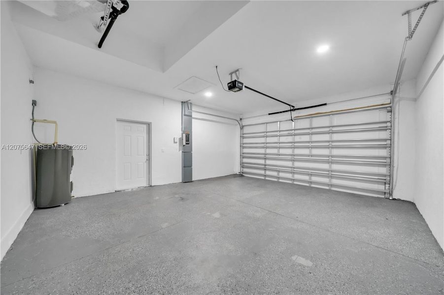 Spacious, unfurnished interior of a new home in , Lehigh Acres (Image 14).