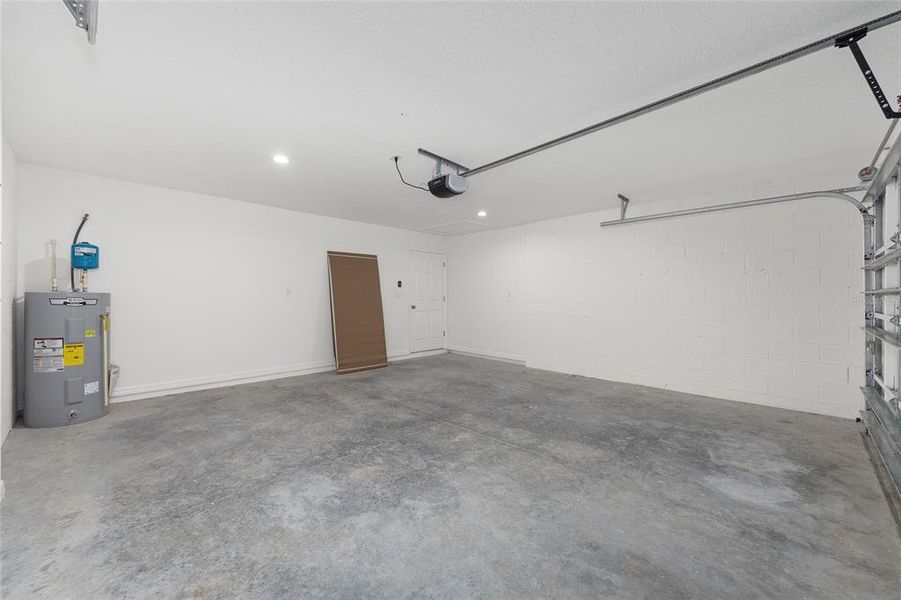 Spacious, unfurnished interior of a new home in , Silver Springs (Image 18).