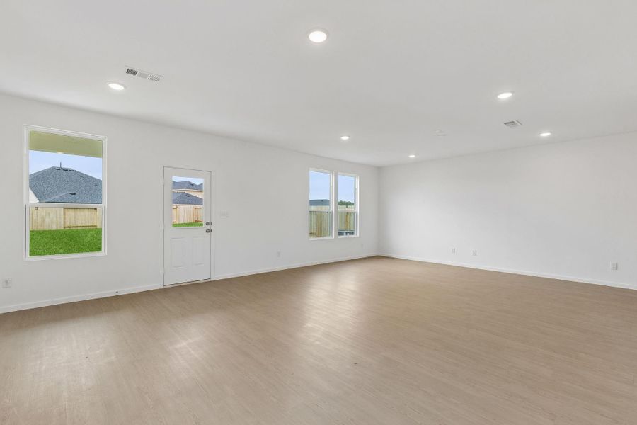 Spacious, unfurnished interior of a new home in Montgomery Bend, Montgomery (Image 12).