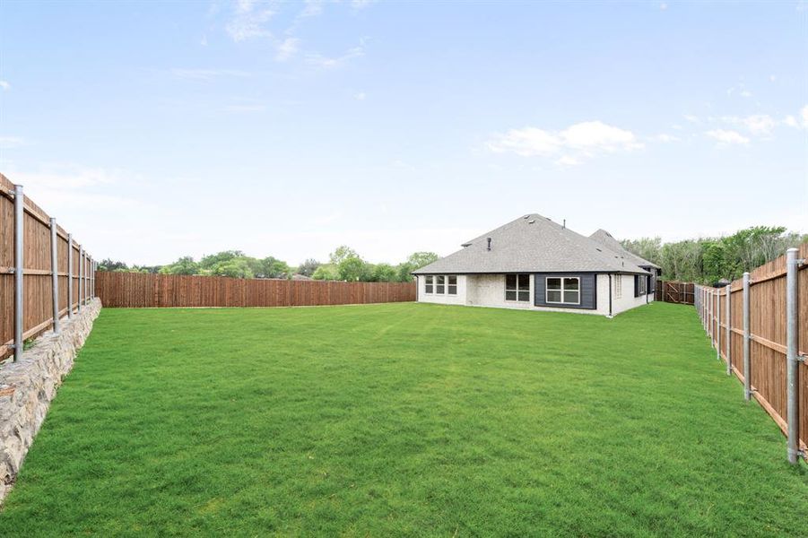 Exterior details and patio area of a home in Addison Hills, Cedar Hill (Image 3).