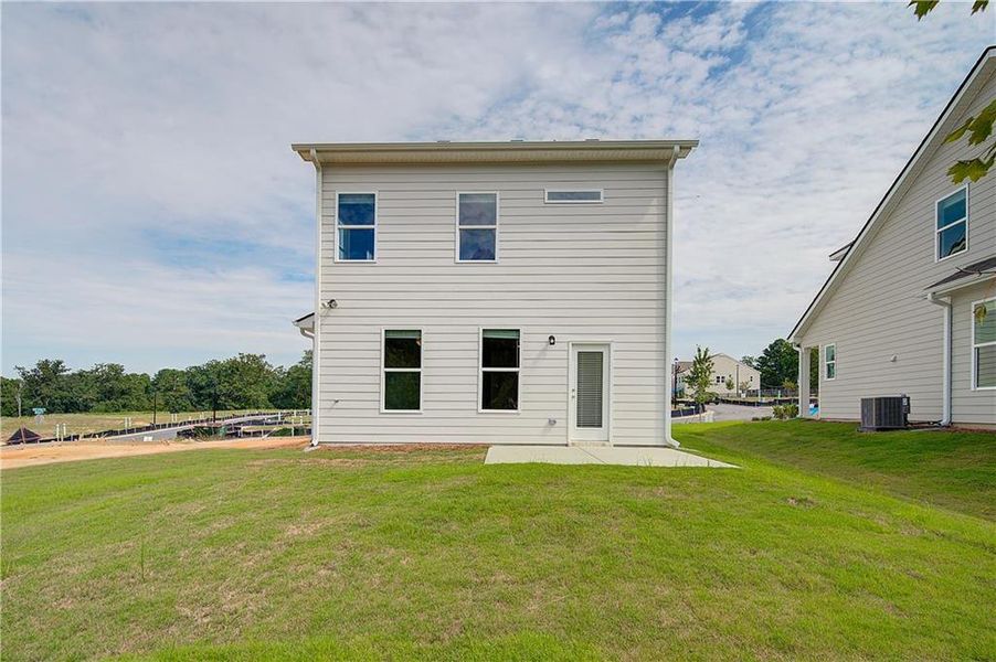 Exterior details and patio area of a home in Abbotts Crossing, Conyers (Image 16).