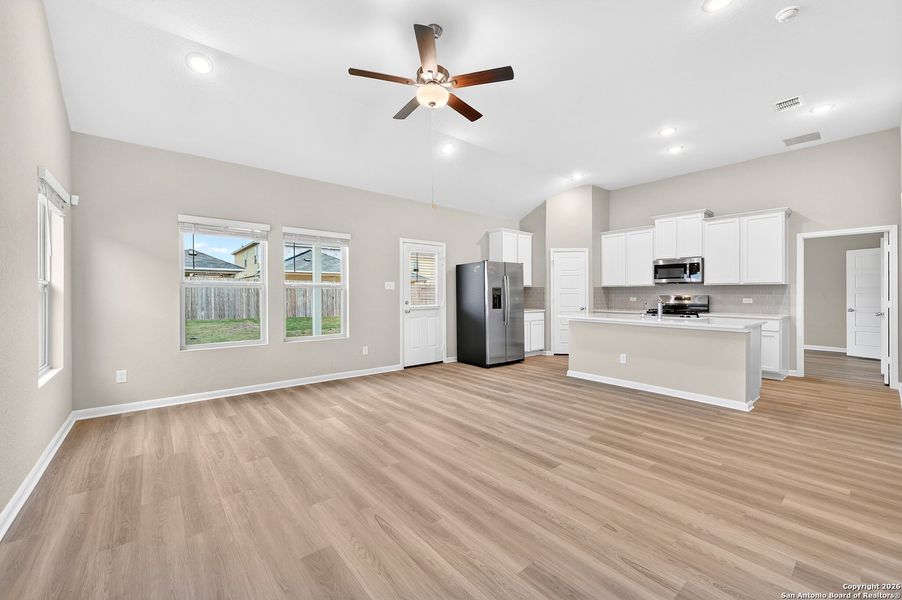 Spacious, unfurnished interior of a new home in Winding Brook, San Antonio (Image 27).