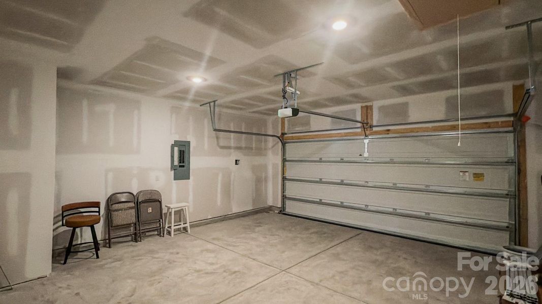 Spacious, unfurnished interior of a new home in , Longs (Image 23).