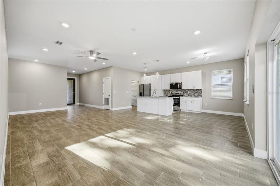 Spacious, unfurnished interior of a new home in , Tampa (Image 33).